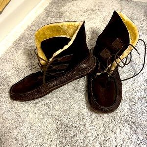 Like new, women’s size 8 J. Crew suede and leather lace up winter boot.